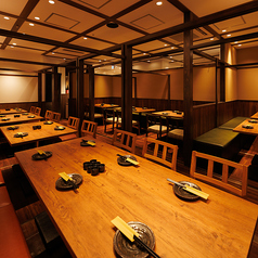 ［19～32名様］大人数の宴会にぴったりの開放的空間。温もりを感じる落ち着いた雰囲気ながら、宴会を盛り上げる開放感もしっかり。テーブルを囲んで賑やかに愉しめるので、会社宴会、歓送迎会に最適です。