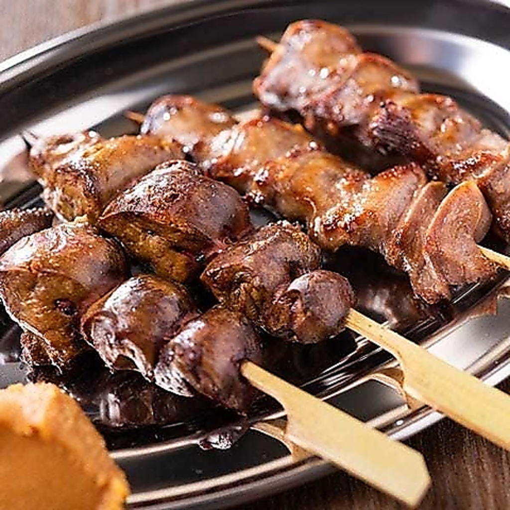 自慢の串焼きは外は香ばしく、中はジューシーな味わいが特徴です！シェアしながら楽しむのに最適です