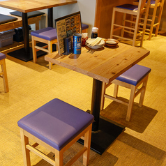 【2人で楽しく飲める】2名用のテーブルで落ち着いて会話が楽しめます。家族や友人との特別なひとときを、ここで過ごしてみませんか？明るく開放的な店内は、心躍る雰囲気に包まれています。木の温もりを感じるインテリアが心をリラックスできます。