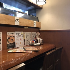 サク飲みのお客様に最適なカウンター席！飯田橋付近で仕事帰りに一杯お酒を飲みたいとき、飲み会のあと飲み足りない時など…ふと飲みたくなった時におすすめのカウンター席をご用意しております！