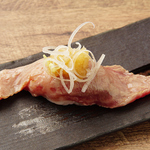 上質な十勝牛で握る肉寿司は絶品のひとこと。