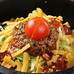 タコスの具とたっぷりのチーズをアチコーコな石で混ぜて召し上がれ♪沖縄風ビビンバ！