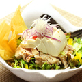 料理メニュー写真 蒸し鶏と豆腐の胡麻たれサラダ