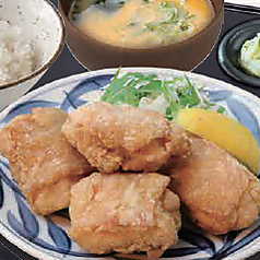 秘伝の鶏唐揚げ定食　ご飯・味噌汁・漬物付