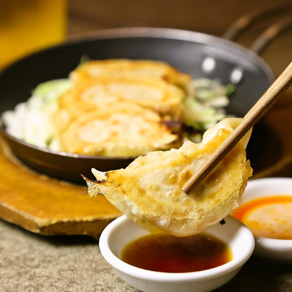 餃子はすべて特注皮！製麺所で作るからこそ出せる滑るような舌触りとコシを堪能あれ！