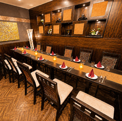 【ダイニングルーム〈限定1室〉】4～10名様向け／会食・接待・顔合わせ・お祝いにおすすめ／本格料理をゆっくり楽しめるお食事向きテーブル個室