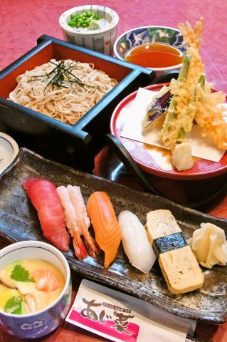鮮度抜群の海鮮寿司のほか、揚げたての天ぷらなど種類豊富な和食メニューが楽しめる。