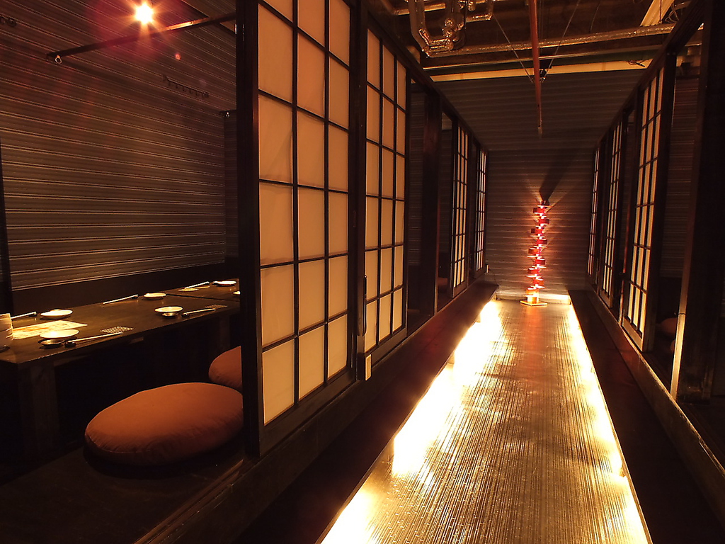 席同士は壁で遮られております。