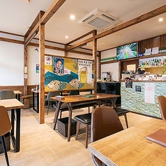 木目調のテーブルが暖かみを感じさせる【チェゴ屋】のテーブル席は、お子様連れも大歓迎の寛ぎの空間！自慢の韓国料理はヘルシーで身体に優しいのでご家族連れにもオススメです。