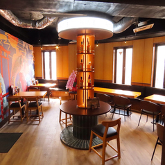 おひとり様やサク飲みに最適なカウンター席。スタッフと距離も近く、気軽に立ち寄れる居心地のよい席です。