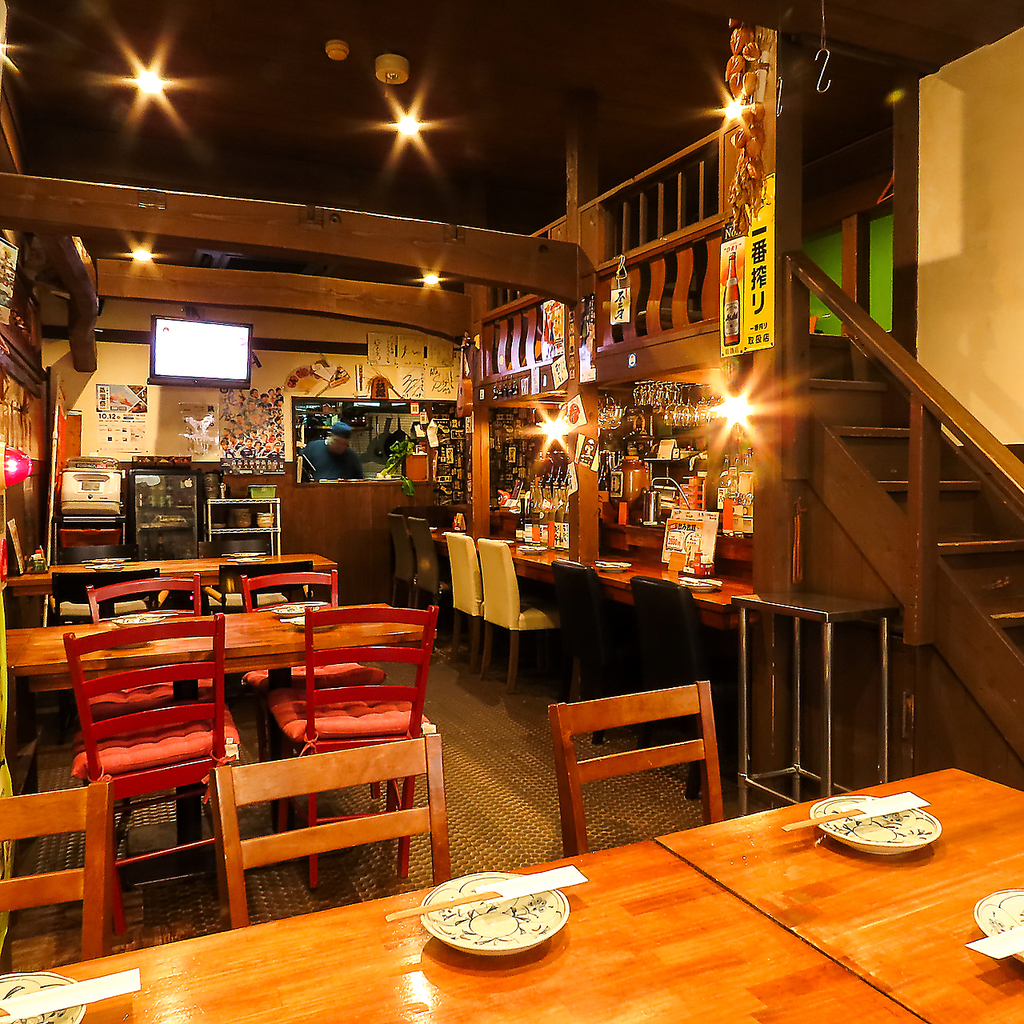 木の温もりに包まれた和の空間で、心地よくお酒と料理を楽しめる居酒屋。