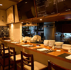 シェフの細やかな手仕事を間近に望めるカウンター席は、全部で5席完備しております。上質な雰囲気が漂う店内は女性おひとり様でも気兼ねなく立ち寄りやすく、ワインバーとしての一杯も歓迎いたします。