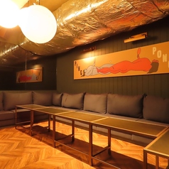 完全プライベート空間。ソファ席になっており、仲間だけでゆったりと過ごせます。最大12名様まででご利用いただけますので、お気軽にお申し付けください。