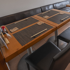 ご家族様でのお食事にぴったりなテーブル席をご用意しています。4名様用のテーブルが2卓あり、ゆったりとした空間でお食事を楽しむことができます。