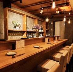 焼鳥ベクトルのカウンター席では、職人が一串一串、真心を込めて焼き上げる姿を目の前で見ることができます。その臨場感と共に、焼きたての焼鳥の美味しさをダイレクトに味わってください。