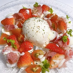 ブラッターチーズのフルーツカプレーゼ