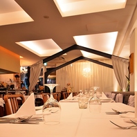 隣を気にしない◎ゆったり確保された席幅で特別な時間を