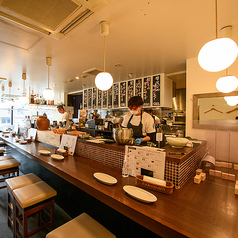 バル特有の雰囲気を漂わせるおしゃれなカウンター席◎