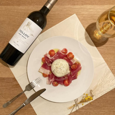 落ち着いた雰囲気に包まれた魅力的な食事空間を楽しむ