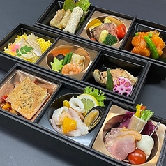 【要予約】～和洋中3段折詰～彩り玉手箱「薫」