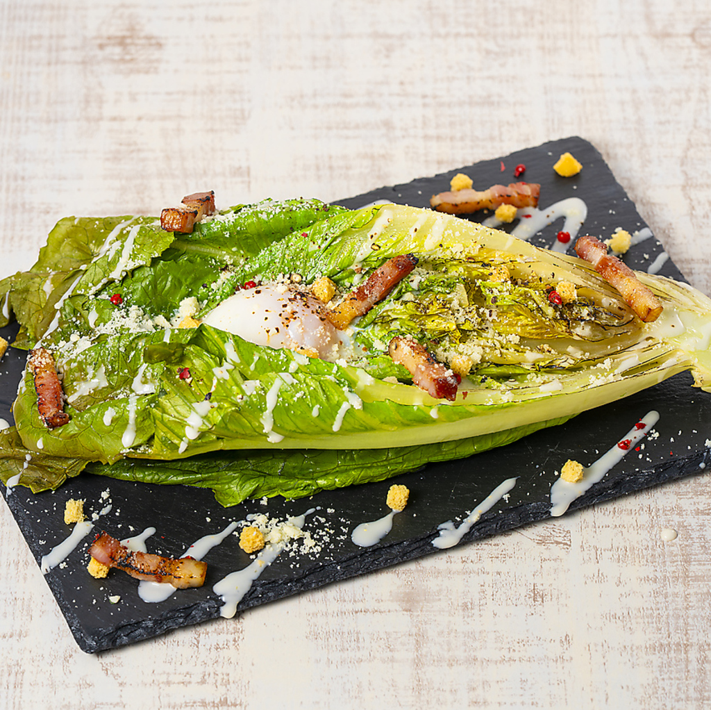 ロメインレタスを豪快に焼き、シーザーサラダに仕上げました。