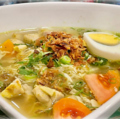 料理メニュー写真&nbsp;インドネシア風のチキンスープ、御飯付き