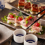 お肉料理もご用意あり◎自家製ローストビーフはドリンクのお供にぴったりです！ぜひ、一度お試しを！