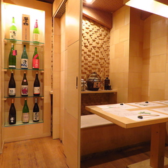 店内突き当りは当店自慢の日本酒・焼酎の銘柄がズラリ。個室は最大6名様までのご用意もございます◎