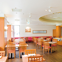 広々としたテーブル席です。ソファーのお席もございます。