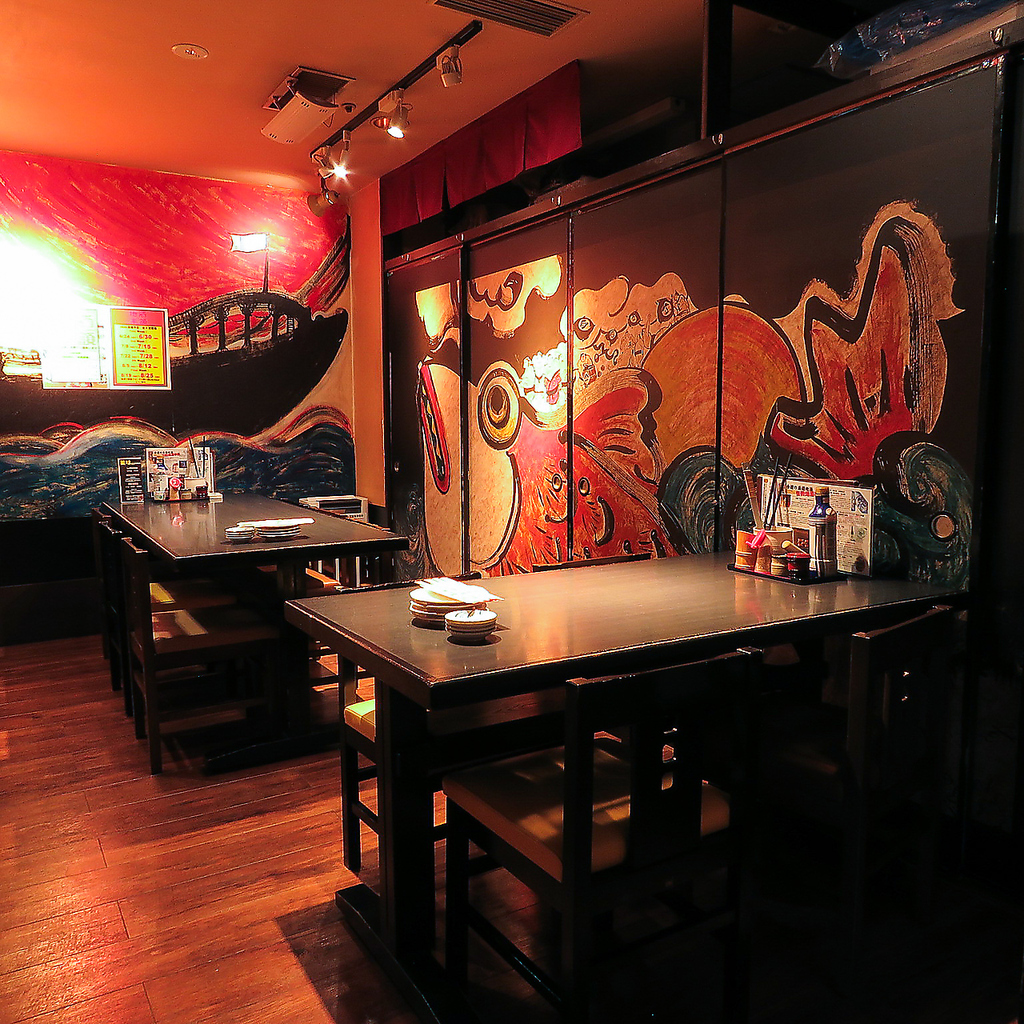 【8～14名個室】楽しい宴会には晴れやかな「鯛」「杯」の迫力の壁絵の部屋がオススメ