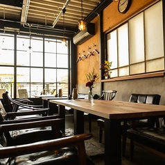 1階は結婚式の二次会や各種イベントの貸切利用が可能です！テーブル席なら12名様、カウンターを含めれば18名様まで収容OK。さらにテラスまで広げれば、最大28名様の大規模なパーティーも実現できます☆プランや詳細はお気軽にお問い合わせください！みんなで盛り上がる最高の思い出作りをサポートします◎