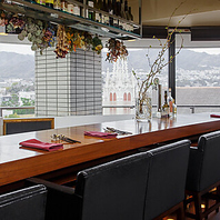 落ち着いて過ごせる、人気のカウンター席