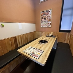 7～8名様掛けになっており、お子様がお絵描きできるようにホワイトボードを設置しております！