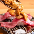 料理メニュー写真 贅沢三昧！国産牛のウニのせ肉寿司（3貫）