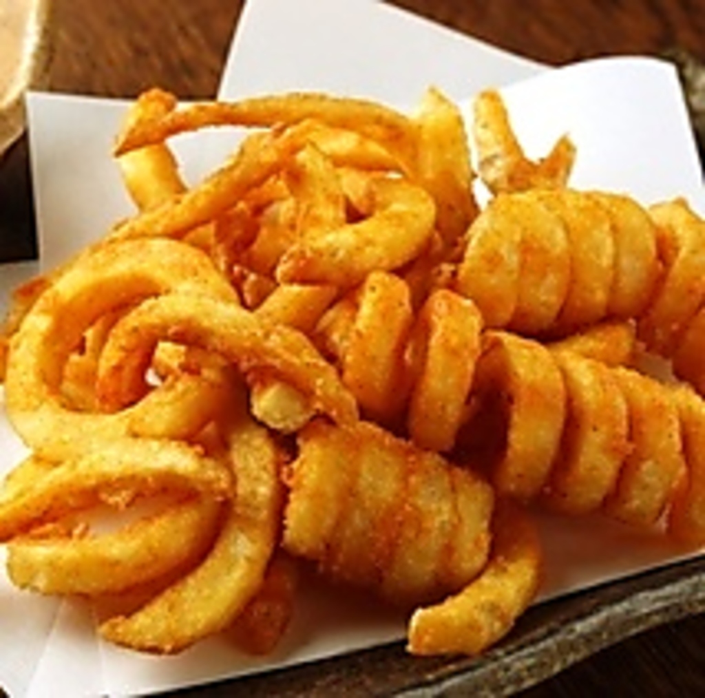 ケチャップをつけて食べるのが沖縄流「カーリーポテトフライ」♪