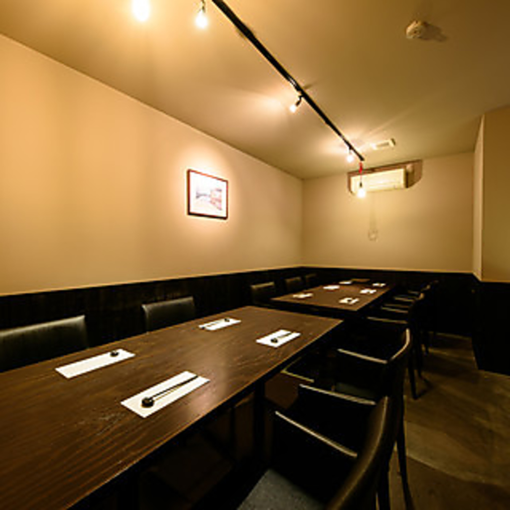 周りを気にせずゆっくりお食事をお楽しみいただける完全個室席。大切なお食事の場に最適なお席です。