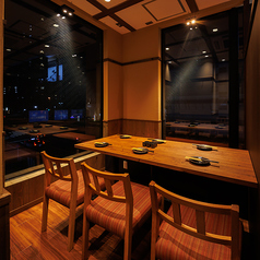 ［4～6名様］夜の景色を眺めながら過ごせる扉付き個室。都会の喧騒を忘れさせてくれる穏やかな空間は、少人数での食事やちょっとした飲み会にも最適。どんなシーンにもリラックスしながら過ごせます。