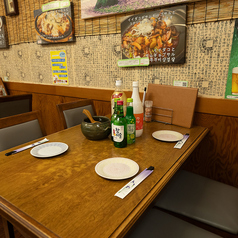 広々テーブルでゆったりお過ごし下さい。