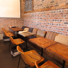 【大人数利用も◎】1階には2名様用テーブル席が5席あり、必要に応じて結合して最大10名様まで利用可能です。カジュアルな雰囲気の中で、楽しい食事会やパーティを開くことができますので、ぜひご相談ください。