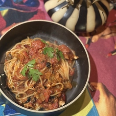 サバとブラックオリーブの「プッタネスカ」 ピリ辛なトマトソースパスタ