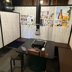 【テーブル席：３-４名様×１０卓】ご家族で、ご友人で、女子会で、様々なシーンでご利用いただけます。食べ放題＆飲み放題を付けて盛り上がりましょう♪