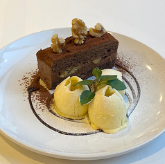 クルミのチョコレートケーキ・バニラアイス添え