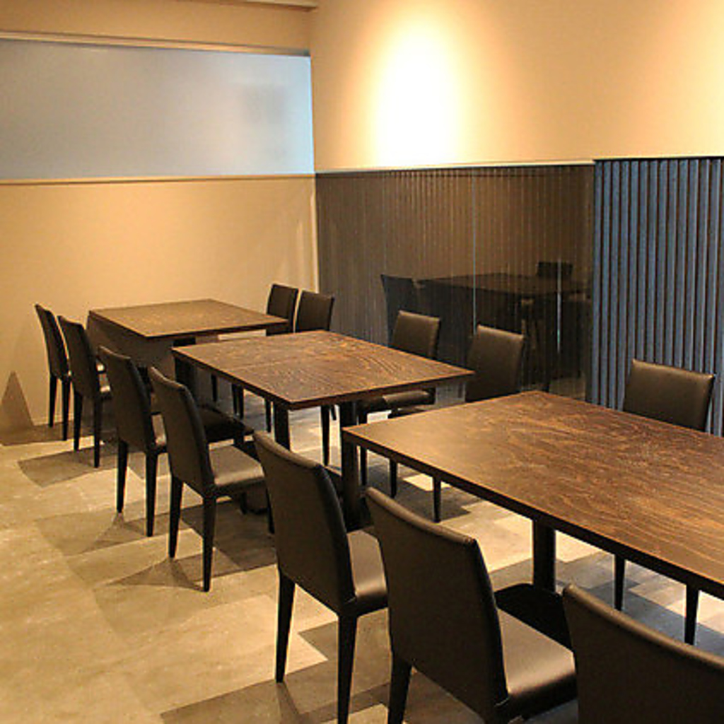 ご家族でのお食事、ご宴会、接待、お祝いなど様々なシーンに対応したお席をご用意しております。