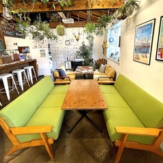 ゆったりリラックスできるソファー席でくつろぎながらお食事をお楽しみ頂けます♪