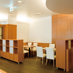 棚で仕切られた半個室空間でまわりを気にせずおくつろぎいただけます。2～8名様までご利用可能。