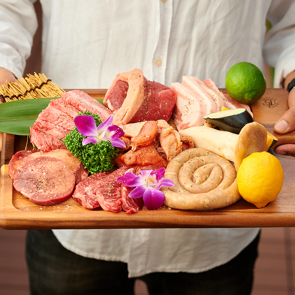 炭火の香りとともに味わう、ジューシーでボリューム満点のお肉たち。贅沢BBQ.