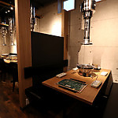 家族連れはもちろん、仕事帰りのサラリーマやカップルなど、老若男女問わず多くの方がいらっしゃいます。お店の雰囲気はにぎやかで、会話も弾むこと間違いなし♪楽しく焼き肉を味わっていただけます☆