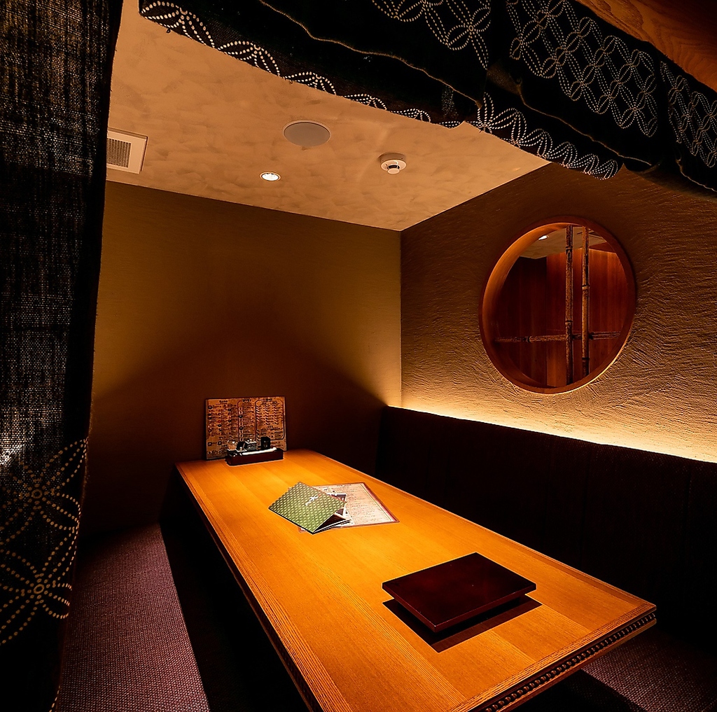 6名様までご利用いただける「個室」を完備。ご友人同士やご家族のお集まりや接待、特別な記念日に◎