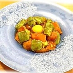 サーモンアボカドユッケ