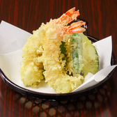 素材の魅力を閉じ込めた揚げたての和食料理を一番美味しい状態でお届けいたします。サクッと軽やかな衣で仕上げた海老や旬の野菜は、一口ごとに具材本来の溢れる風味と芳醇な香りを存分にお楽しみいただけます。特製の天つゆや塩でさっぱりと味わう至福の逸品を、居心地の良い空間で心ゆくまでご堪能ください